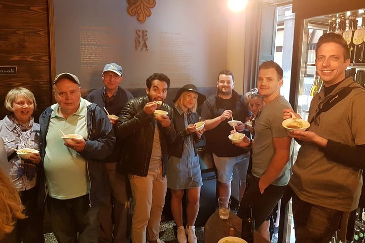 Tour de comida callejera en Venecia con guía local y visita al mercado, degustando cicchetti y explorando canales, foto 18 | wizardtrip
