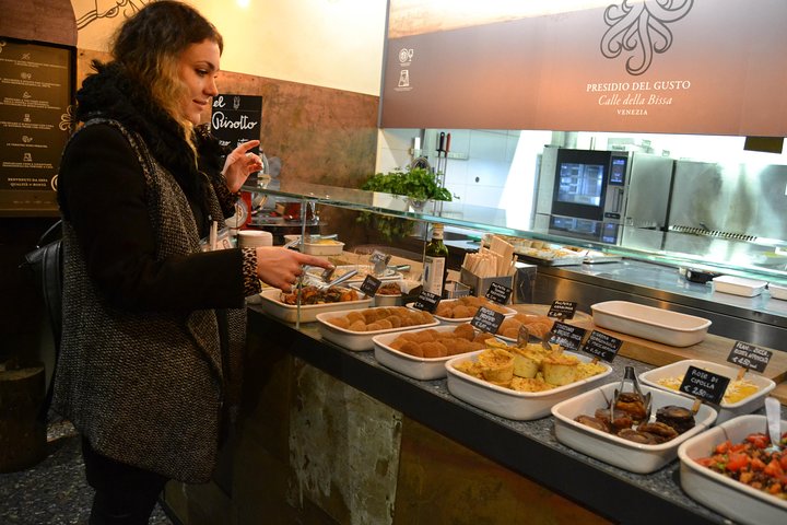 Tour de comida callejera en Venecia con guía local y visita al mercado, degustando cicchetti y explorando canales, foto 19 | wizardtrip