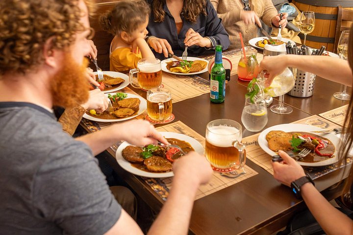 Tour nocturno de comida y bebida a pie por Malá Strana, Praga, con cocina local y sitios históricos, foto 6 | wizardtrip