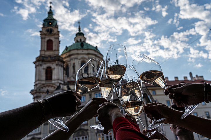 Tour nocturno de comida y bebida a pie por Malá Strana, Praga, con cocina local y sitios históricos, foto 7 | wizardtrip