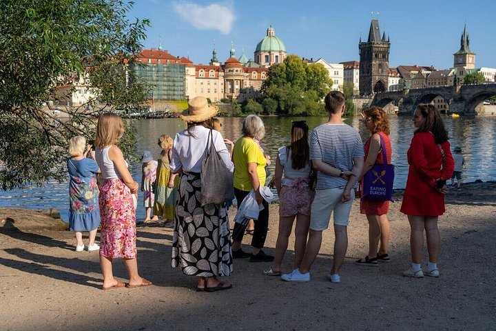 Tour nocturno de comida y bebida a pie por Malá Strana, Praga, con cocina local y sitios históricos, foto 8 | wizardtrip