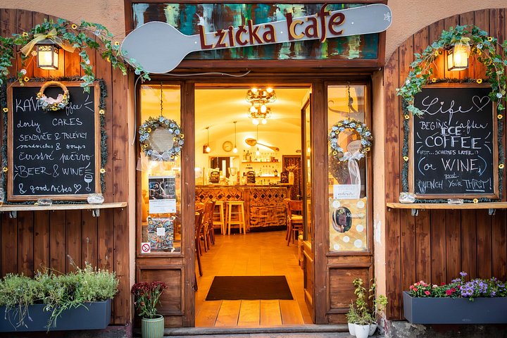 Tour nocturno de comida y bebida a pie por Malá Strana, Praga, con cocina local y sitios históricos, foto 9 | wizardtrip