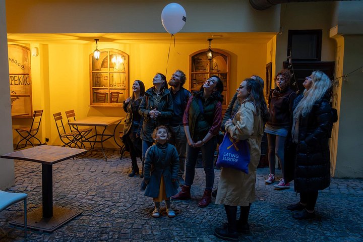 Tour nocturno de comida y bebida a pie por Malá Strana, Praga, con cocina local y sitios históricos, foto 10 | wizardtrip