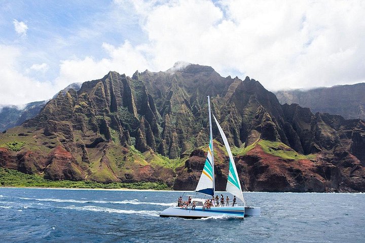 Catamarã a navegar ao longo da Costa Nāpali em Kauai, Havaí, com snorkeling e observação de vida selvagem, foto 6 | wizardtrip