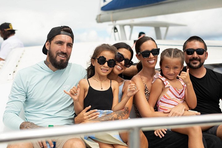 Catamarã a navegar ao longo da Costa Nāpali em Kauai, Havaí, com snorkeling e observação de vida selvagem, foto 8 | wizardtrip