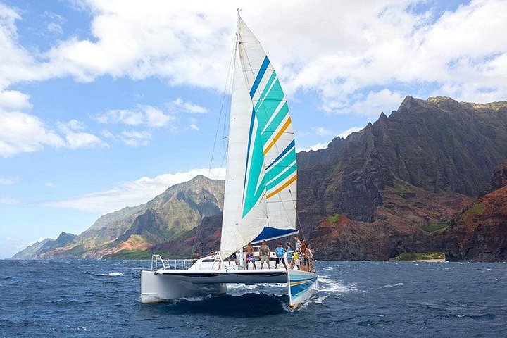 Catamarã a navegar ao longo da Costa Nāpali em Kauai, Havaí, com snorkeling e observação de vida selvagem, foto 9 | wizardtrip