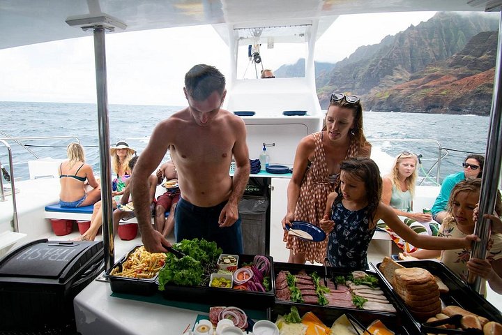 Catamarã a navegar ao longo da Costa Nāpali em Kauai, Havaí, com snorkeling e observação de vida selvagem, foto 11 | wizardtrip