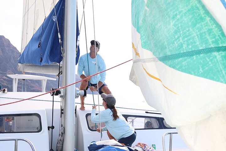 Catamarã a navegar ao longo da Costa Nāpali em Kauai, Havaí, com snorkeling e observação de vida selvagem, foto 16 | wizardtrip