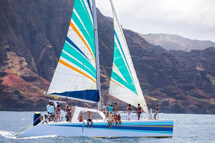 Catamarã a navegar ao longo da Costa Nāpali em Kauai, Havaí, com snorkeling e observação de vida selvagem, foto 17 | wizardtrip