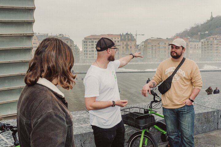 Passeio de bicicleta elétrica explorando praias, palácios e mirantes de San Sebastián, foto 6 | wizardtrip