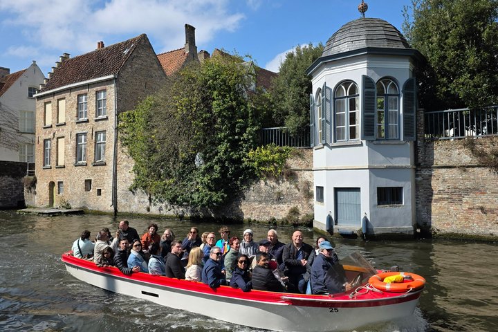 Bruges Boat Trip, Guided Walk & Chocolate Tasting | wizardtrip