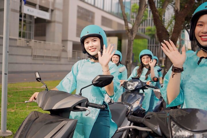 Female Rider: Ho Chi Minh City Food Tasting & Sightseeing Tour | wizardtrip