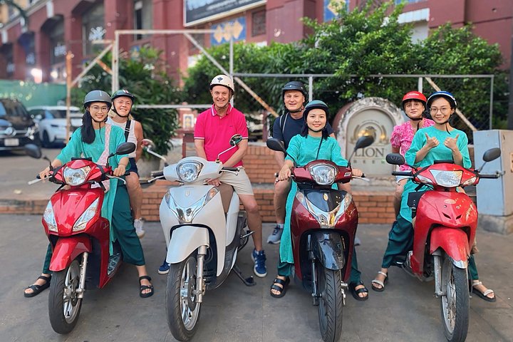 Tour en moto explorando la comida y los lugares de interés de Ho Chi Minh City, foto 8 | wizardtrip