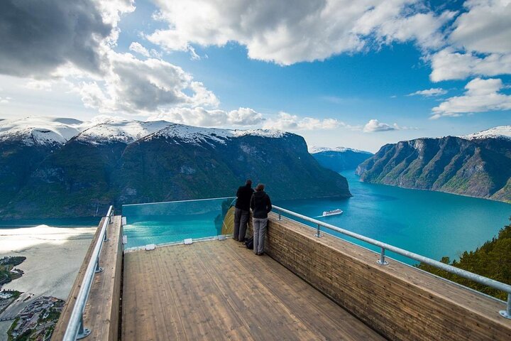 Guided Tour to Nærøyfjorden, Flåm & Stegastein - Including 2h Cruise | wizardtrip
