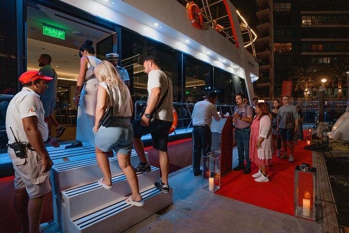 Enjoy a luxurious dinner cruise along Dubai Marina with live music and an open bar, photo 6 | wizardtrip