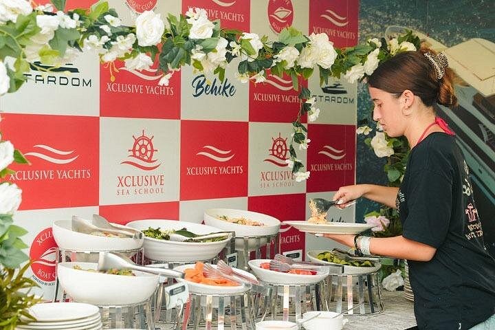 Enjoy a luxurious dinner cruise along Dubai Marina with live music and an open bar, photo 7 | wizardtrip