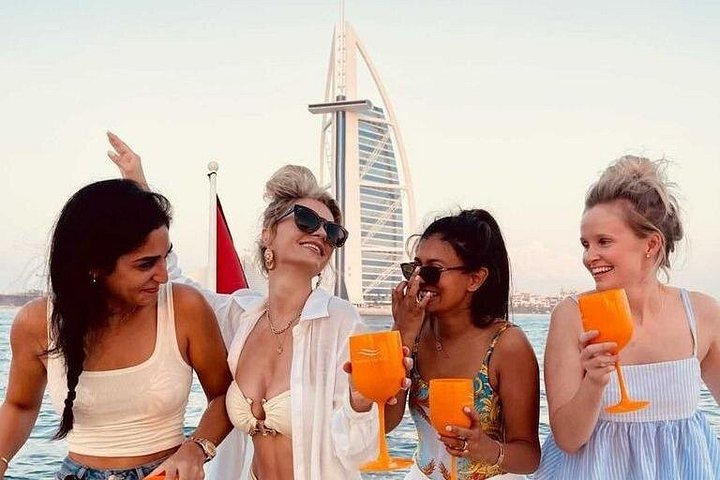 Lyxig privat yachtcharter i Dubai med fantastisk utsikt över Palm Jumeirah och Burj Al Arab, foto 6 | wizardtrip