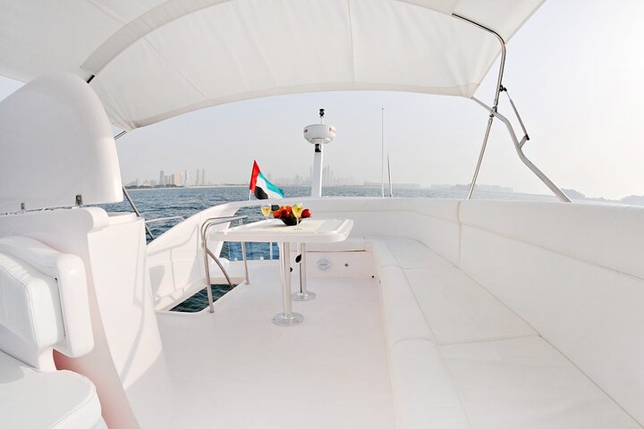 Lyxig privat yachtcharter i Dubai med fantastisk utsikt över Palm Jumeirah och Burj Al Arab, foto 7 | wizardtrip