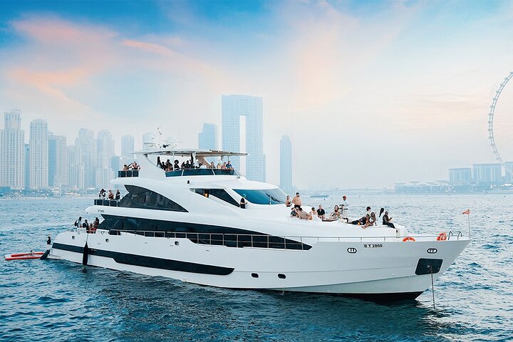 Dubaï : Superyacht de luxe avec DJ live, baignade et bar ouvert | wizardtrip