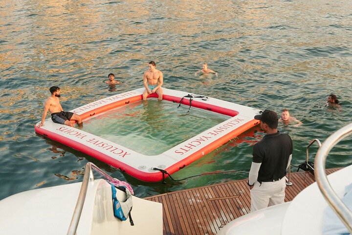 Luksus superyacht-cruise i Dubai med DJ, svømming og åpen bar, foto 7 | wizardtrip