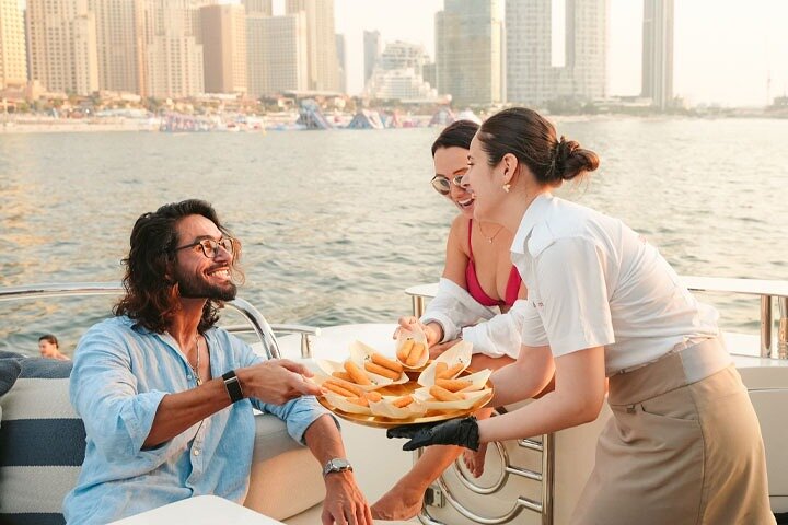 Luksus superyacht-cruise i Dubai med DJ, svømming og åpen bar, foto 9 | wizardtrip