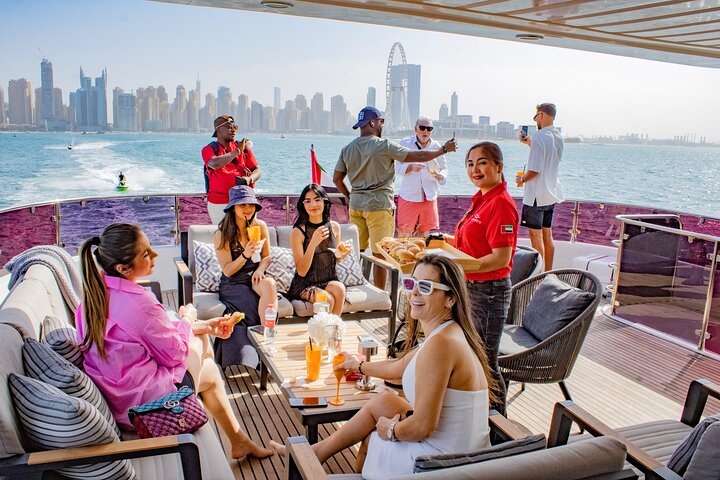 Luksus superyacht-cruise i Dubai med DJ, svømming og åpen bar, foto 10 | wizardtrip