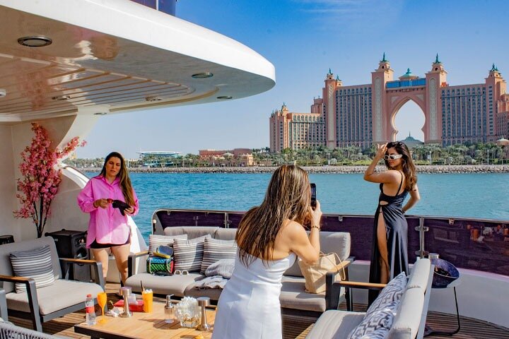 Luksus superyacht-cruise i Dubai med DJ, svømming og åpen bar, foto 11 | wizardtrip