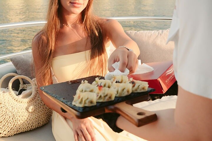 Luksus superyacht-cruise i Dubai med DJ, svømming og åpen bar, foto 13 | wizardtrip