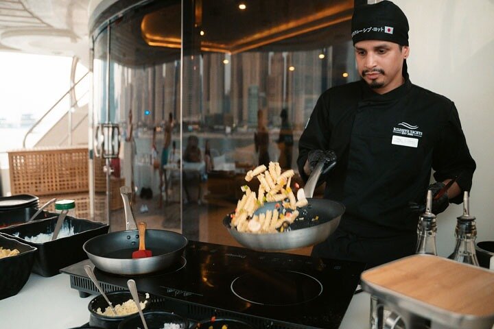 Luksus superyacht-cruise i Dubai med DJ, svømming og åpen bar, foto 14 | wizardtrip