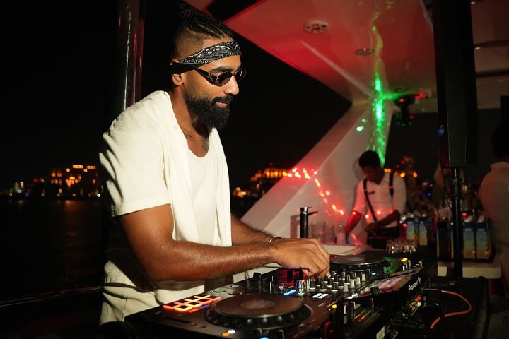 Luksus superyacht-cruise i Dubai med DJ, svømming og åpen bar, foto 17 | wizardtrip
