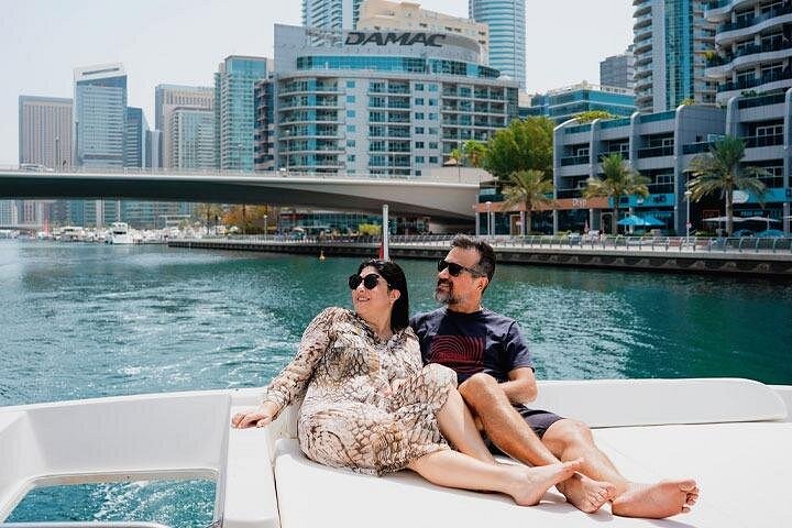 Un yacht de luxe navigue dans la Marina de Dubaï, présentant le paysage urbain et Ain Dubai, photo 7 | wizardtrip