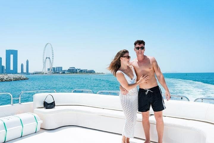 Un yacht de luxe navigue dans la Marina de Dubaï, présentant le paysage urbain et Ain Dubai, photo 8 | wizardtrip