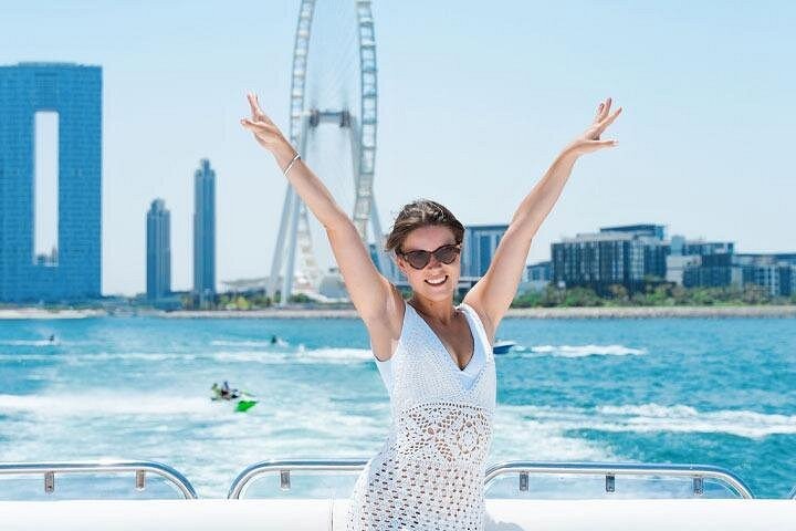 Un yacht de luxe navigue dans la Marina de Dubaï, présentant le paysage urbain et Ain Dubai, photo 9 | wizardtrip