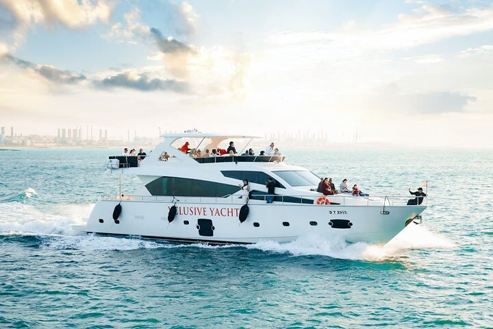 Cruzeiro de iate de luxo no Dubai, mostrando marcos como o Burj Al Arab e a Palm Jumeirah, foto 6 | wizardtrip