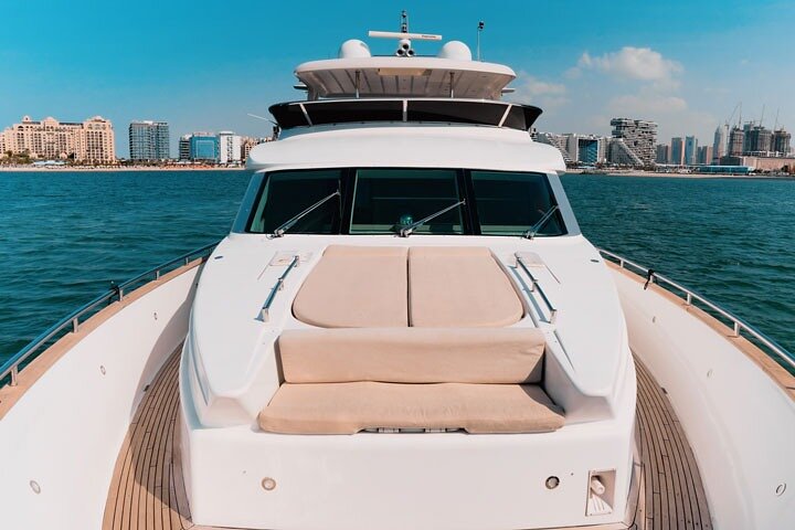 Cruzeiro de iate de luxo no Dubai, mostrando marcos como o Burj Al Arab e a Palm Jumeirah, foto 7 | wizardtrip