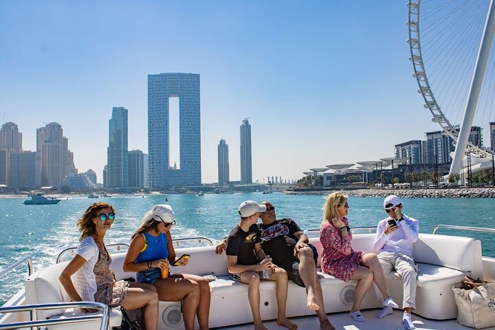 Cruzeiro de iate de luxo no Dubai, mostrando marcos como o Burj Al Arab e a Palm Jumeirah, foto 8 | wizardtrip