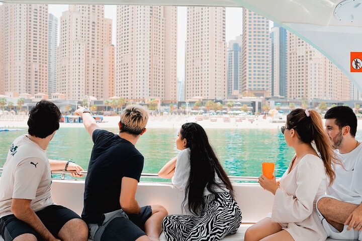 Cruzeiro de iate de luxo no Dubai, mostrando marcos como o Burj Al Arab e a Palm Jumeirah, foto 9 | wizardtrip