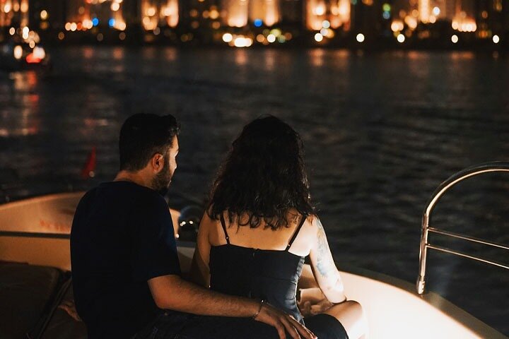 Cruzeiro de iate de luxo no Dubai, mostrando marcos como o Burj Al Arab e a Palm Jumeirah, foto 11 | wizardtrip