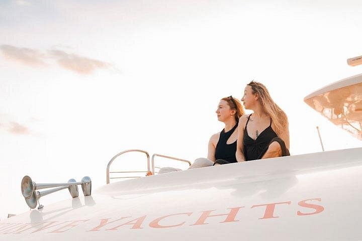 Cruzeiro de iate de luxo no Dubai, mostrando marcos como o Burj Al Arab e a Palm Jumeirah, foto 12 | wizardtrip