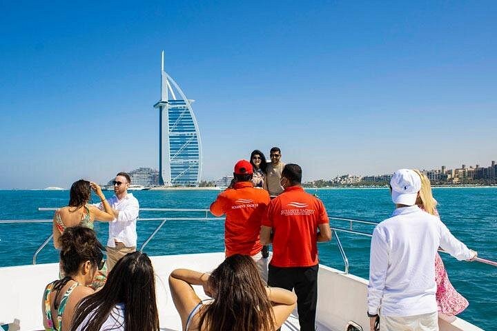 Cruzeiro de iate de luxo no Dubai, mostrando marcos como o Burj Al Arab e a Palm Jumeirah, foto 13 | wizardtrip