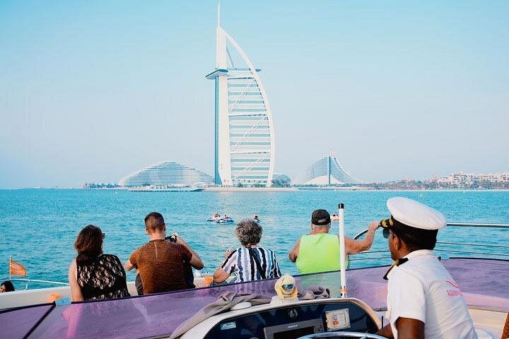 Cruzeiro de iate de luxo no Dubai, mostrando marcos como o Burj Al Arab e a Palm Jumeirah, foto 14 | wizardtrip