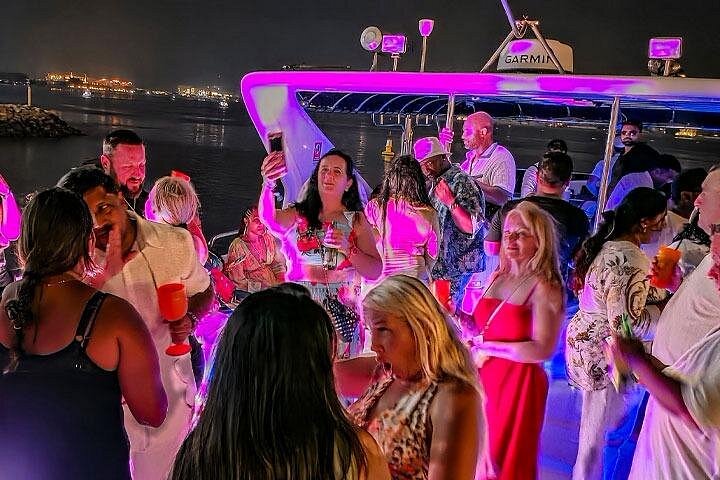 Vivi una vibrante festa in superyacht a Dubai con musica dal vivo, DJ e open bar, navigando oltre i monumenti iconici, foto 6 | wizardtrip