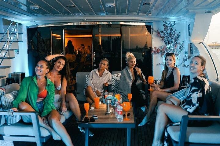 Vivi una vibrante festa in superyacht a Dubai con musica dal vivo, DJ e open bar, navigando oltre i monumenti iconici, foto 7 | wizardtrip
