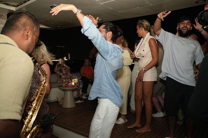 Vivi una vibrante festa in superyacht a Dubai con musica dal vivo, DJ e open bar, navigando oltre i monumenti iconici, foto 8 | wizardtrip
