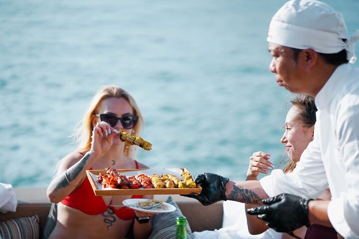 Vivi una vibrante festa in superyacht a Dubai con musica dal vivo, DJ e open bar, navigando oltre i monumenti iconici, foto 10 | wizardtrip