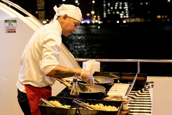 Vivi una vibrante festa in superyacht a Dubai con musica dal vivo, DJ e open bar, navigando oltre i monumenti iconici, foto 11 | wizardtrip