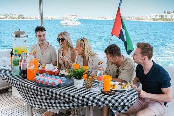 Luxe jachtcruise in Dubai Marina, langs iconische bezienswaardigheden zoals de Burj Al Arab, foto 15 | wizardtrip