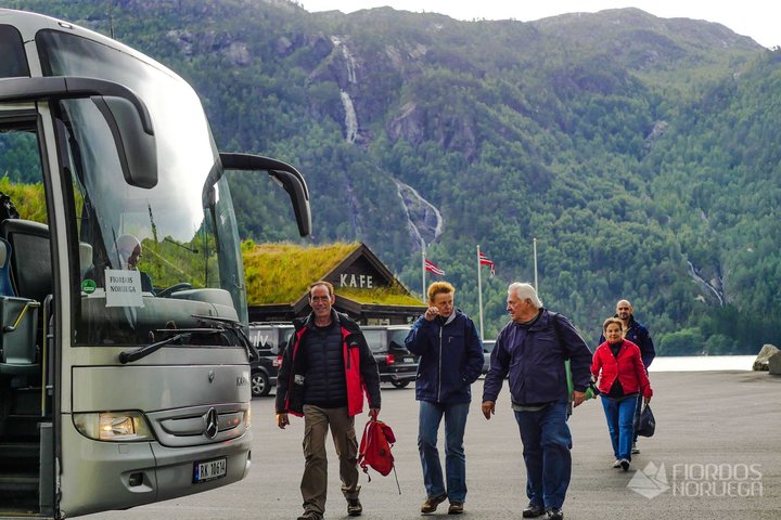 Natursköna vyer över Langfoss vattenfall och det norska fjordlandskapet, foto 6 | wizardtrip