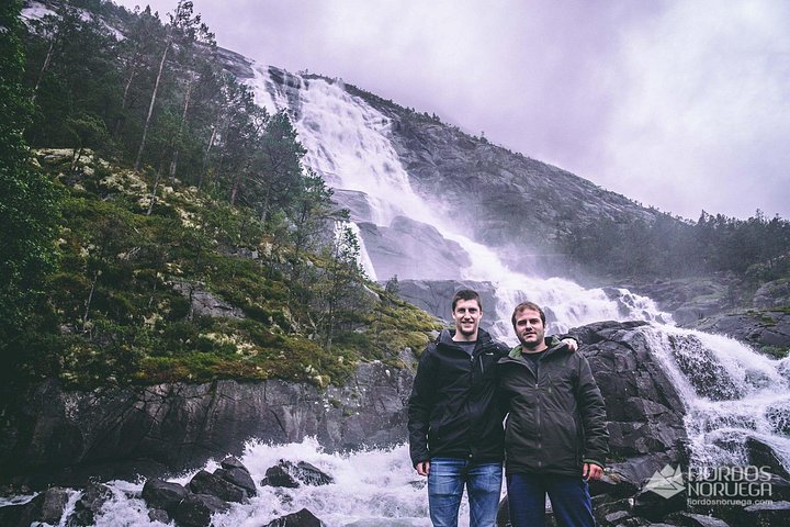 Natursköna vyer över Langfoss vattenfall och det norska fjordlandskapet, foto 7 | wizardtrip