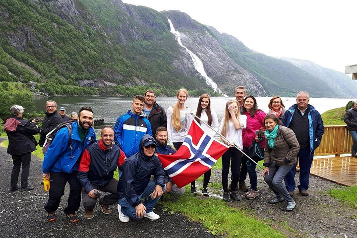 Natursköna vyer över Langfoss vattenfall och det norska fjordlandskapet, foto 8 | wizardtrip